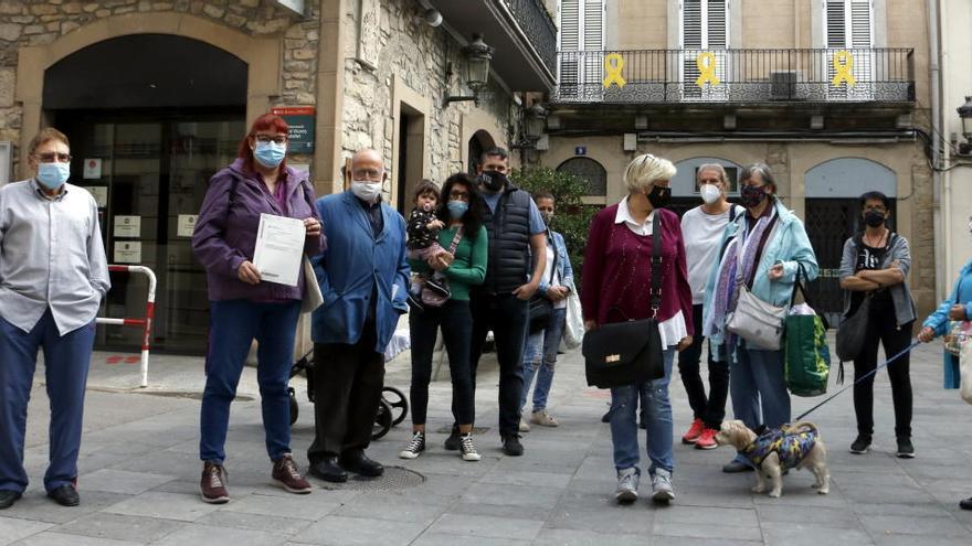 Els veïns després de presentar la instància |