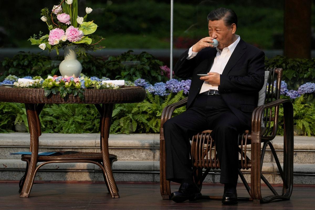 Xi Jinping ofrece la ceremonia del té a Macron en el final de su gira por China