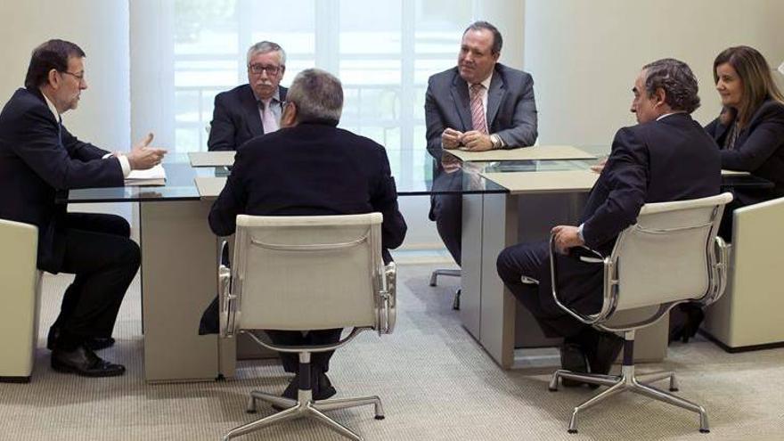 Rajoy se reúne con sindicatos y patronal para reabrir el diálogo social