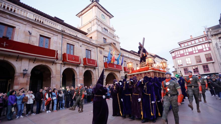 Oviedo honra a su Señor eterno: una multitud acompaña al Nazareno en su procesión