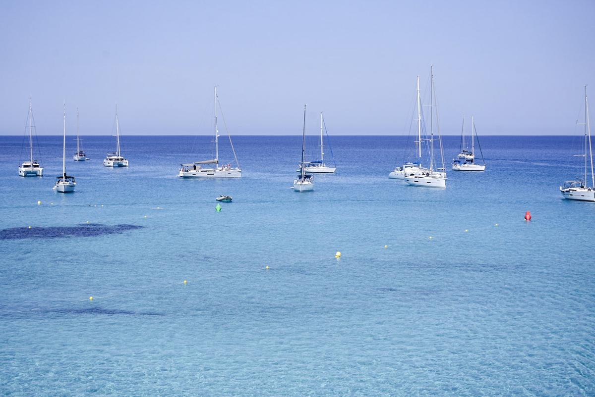 Galería: el Consell de Formentera ha iniciado los trabajos de instalación del balizamiento del litoral