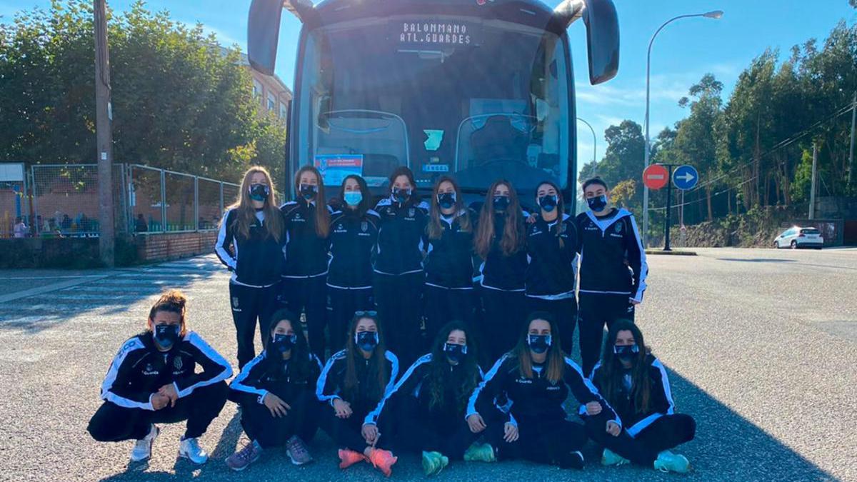 La expedición del Guardés, antes de subirse ayer al autocar.