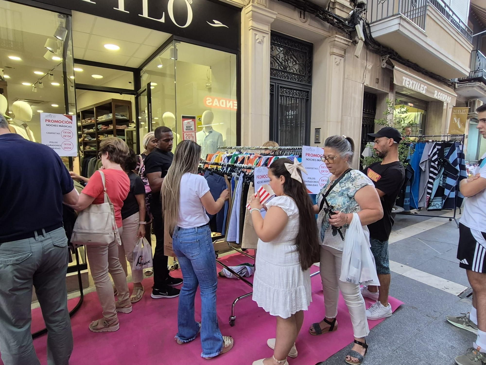Puente Genil, Cabra y Baena celebran sus 'Noches de compras'