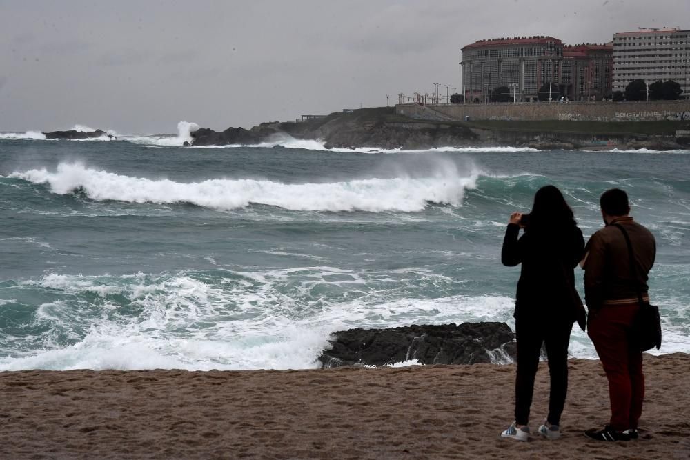 El viernes se activará la alerta roja por olas de hasta 8 metros.