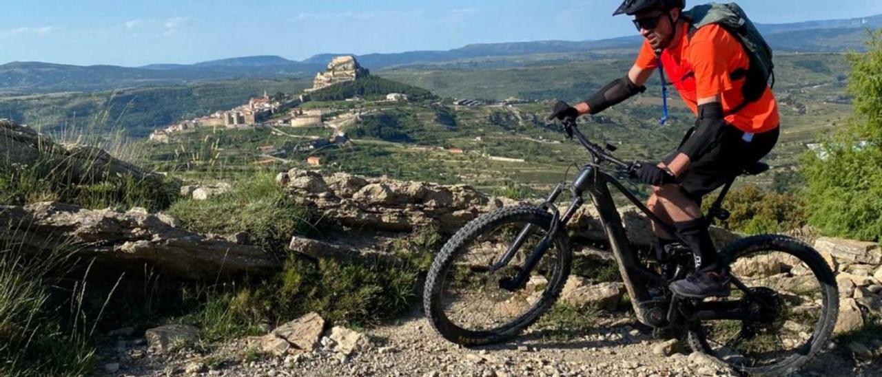 Un aficionado con bicicleta por terrenos forestales de Morella. | JAVIER MARTÍ