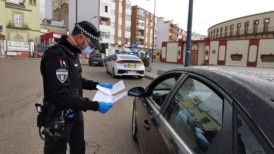 La policía local de Almendralejo adquiere una máquina de ozono para desinfectar los coches