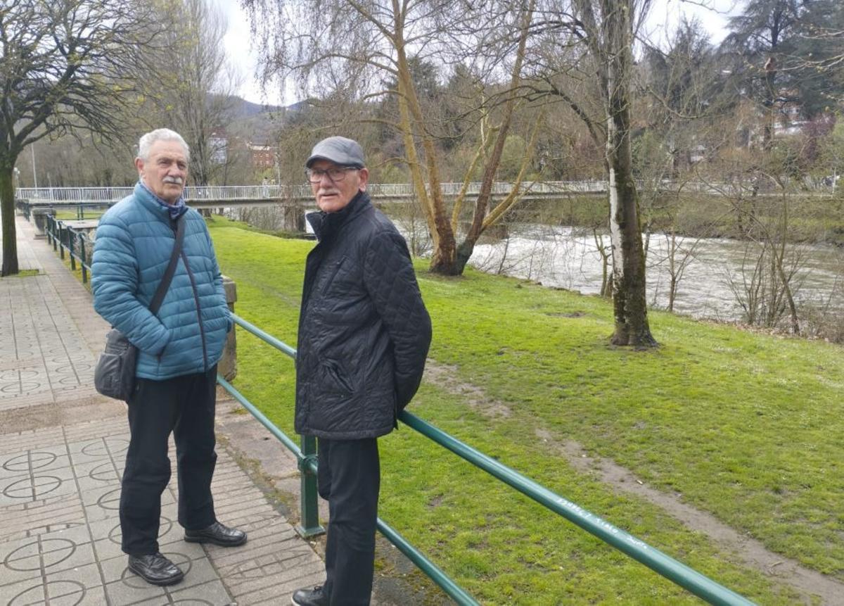 Julián Gallego y Javier Fernández, con el Nalón al fondo, en Sama.