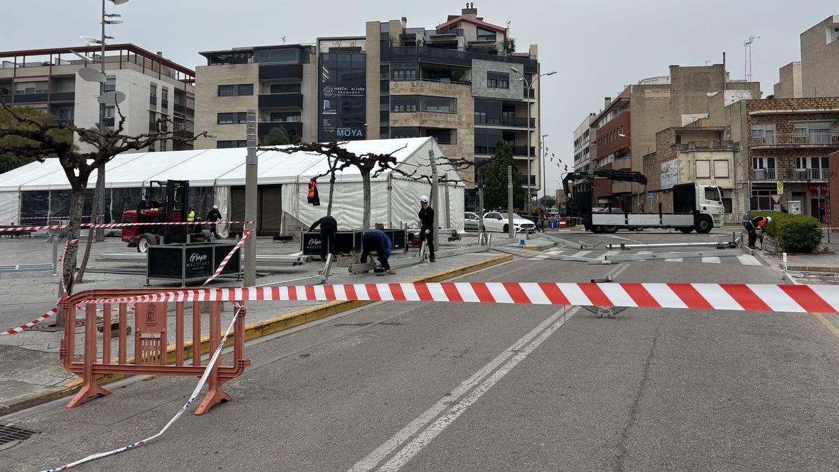En las calles de Benicarló ya se respira el característico ambiente de preparación y montaje que marca los días previos a la fiesta fallera.