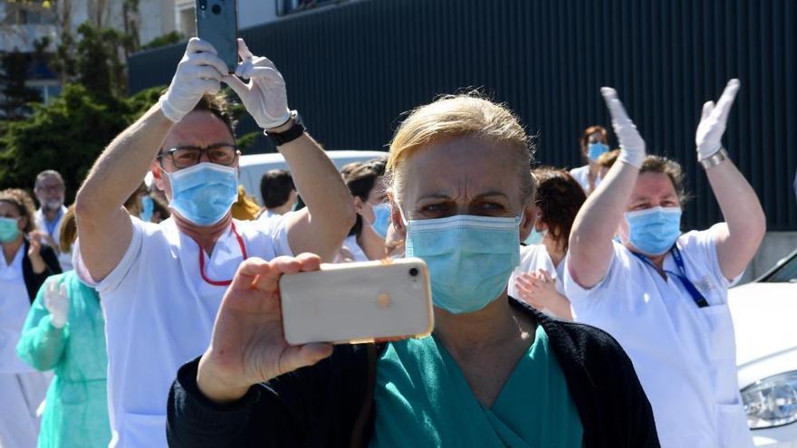 Sanitarios del Hospital Universitario de A Coruña durante un homenaje a su labor en esta pandemia.