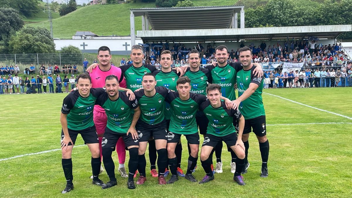 Foto del equipo antes del partido del domingo en Trevías.