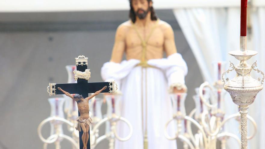 Salida del procesión  de la Encarnación este viernes en la barriada de Dos Hermanas.