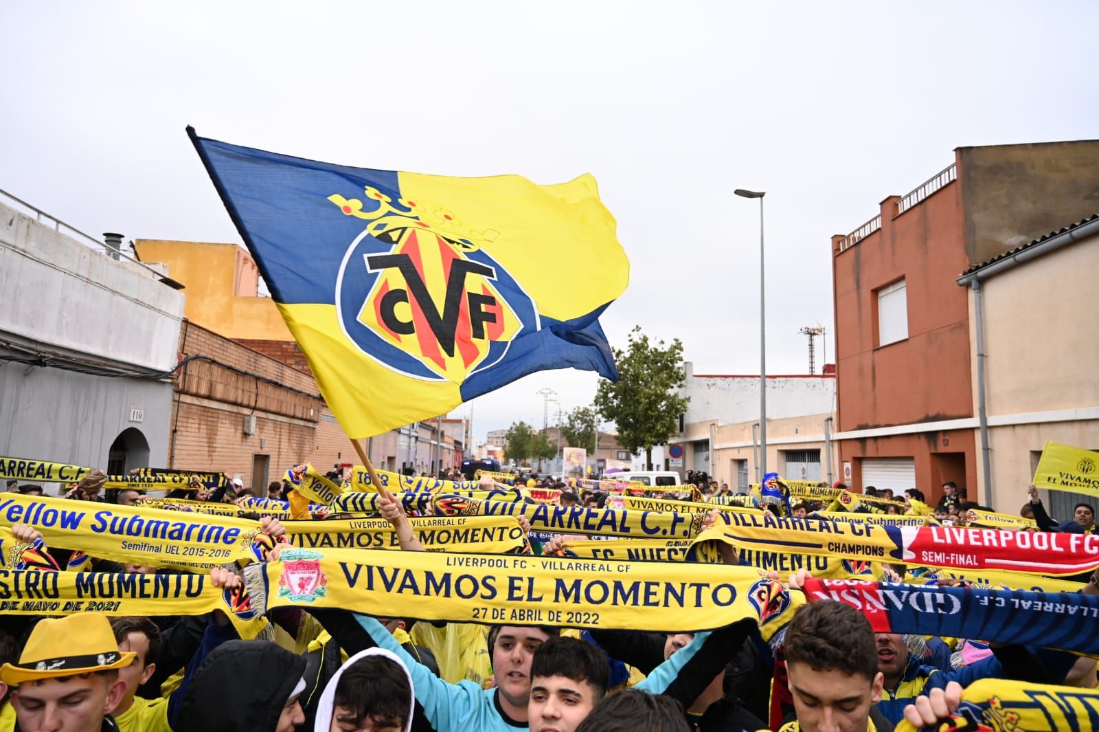 Fotogalería | La lluvia no frena las ganas de la afición del Villarreal de ver a su equipo en la final de Champions