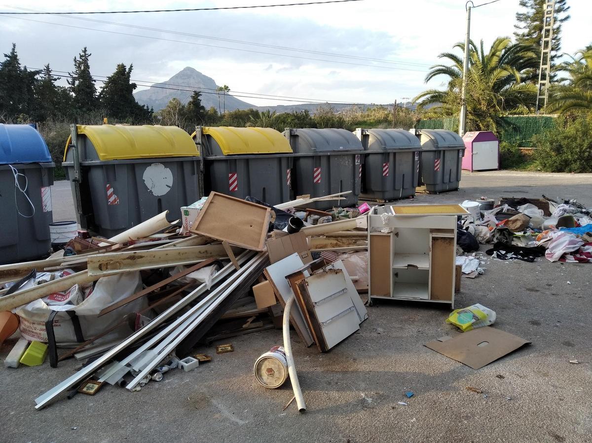 Vertidos ilegales fuera de los contenedores del Camí de les Cansalades
