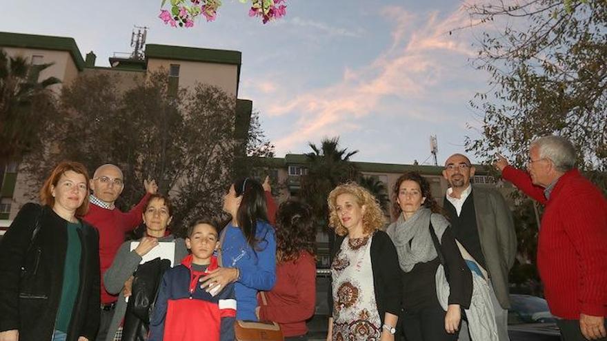 Padres de alumnos del colegio de Los Guindos, ayer con los concejales de Málaga para la Gente Eduardo Zorrilla y Remedios Ramos. Detrás, las antenas de la polémica