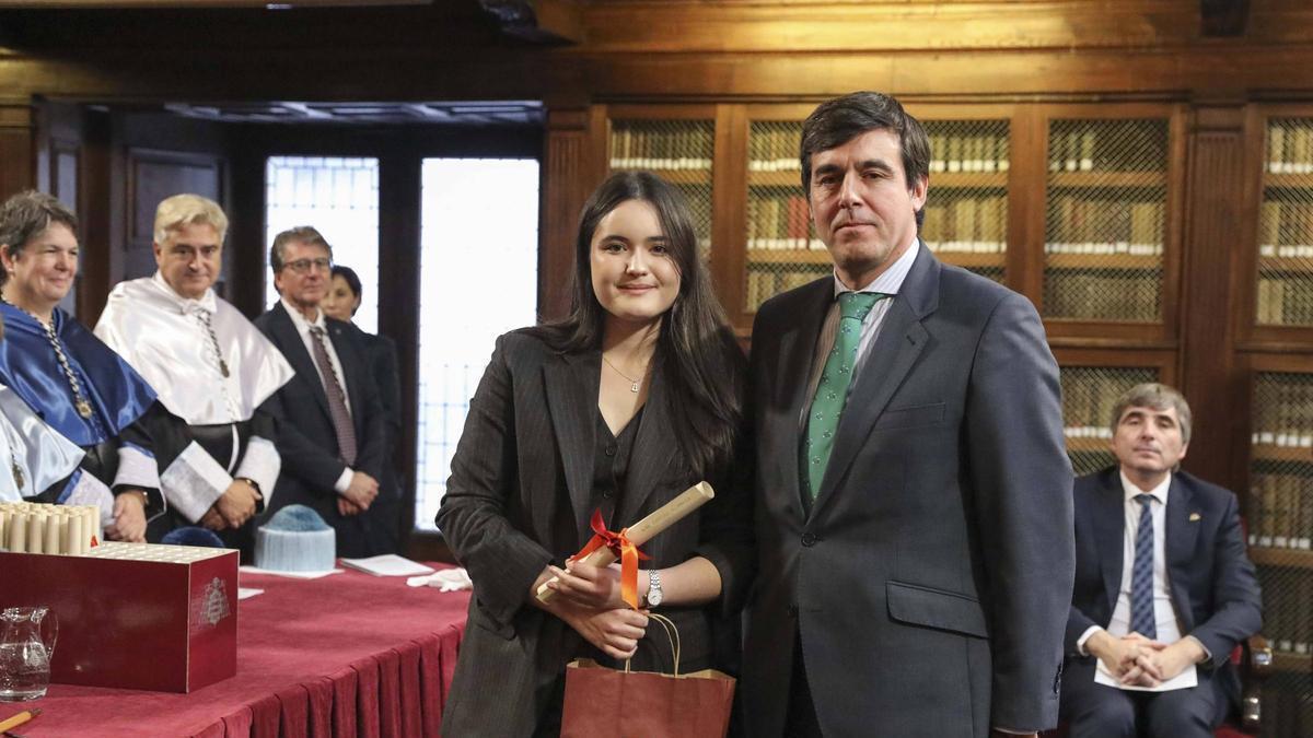 Ana Fanjul recoge el galardón que le entrega Javier Blanco Alegría. | Pablo Solares