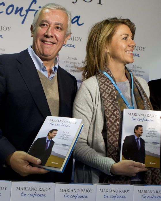 Javier Arenas y María Dolores de Cospedal en la presentación del libro de Mariano Rajoy en 2012.