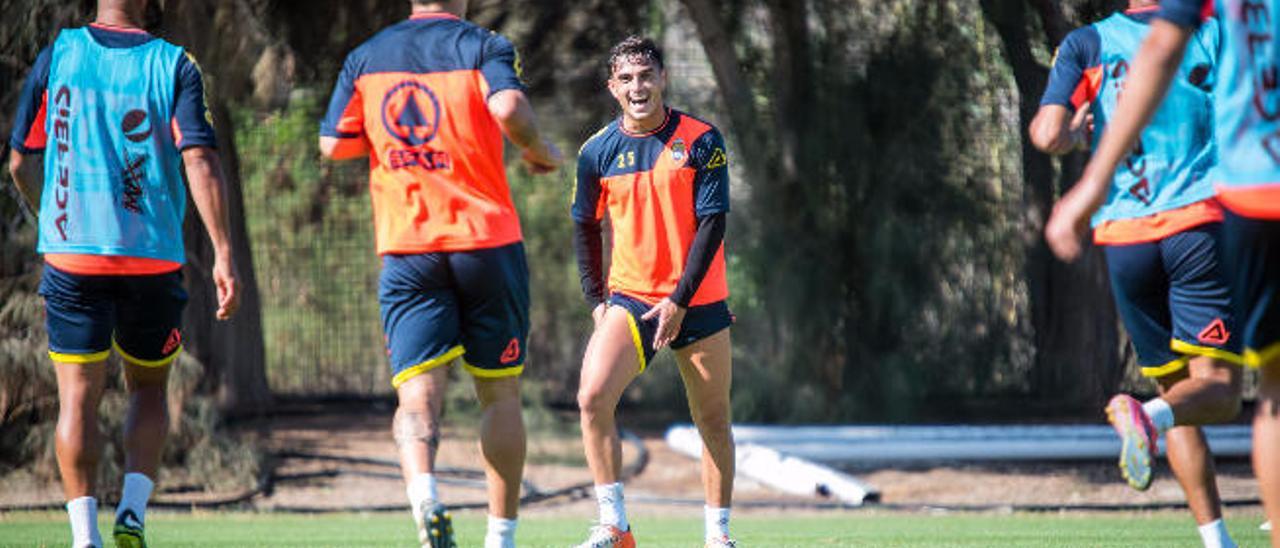 Asdrúbal Padrón sonríe durante el entrenamiento de ayer en Las Burras.