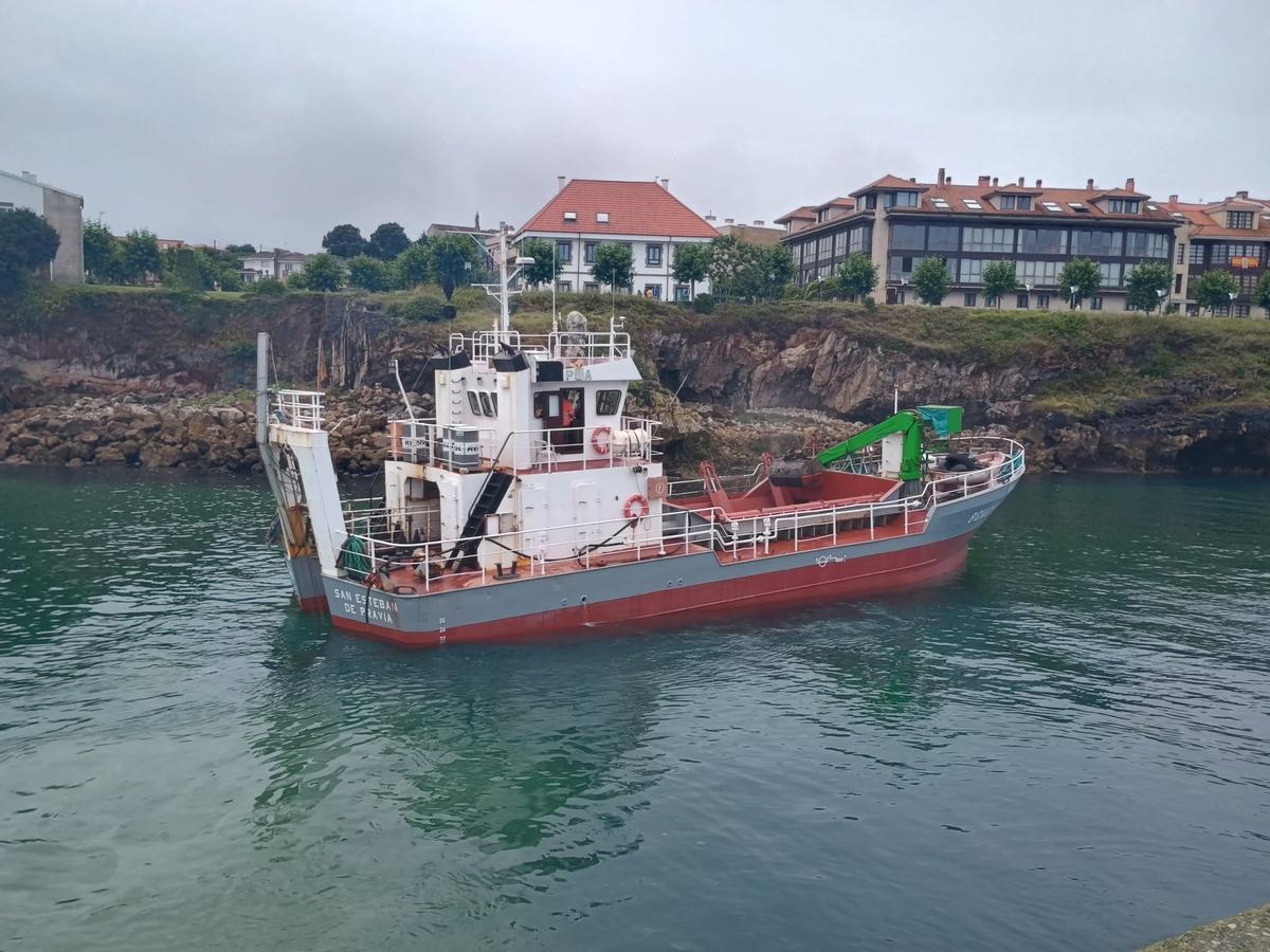 "La Nalona" en el puerto de Llanes.