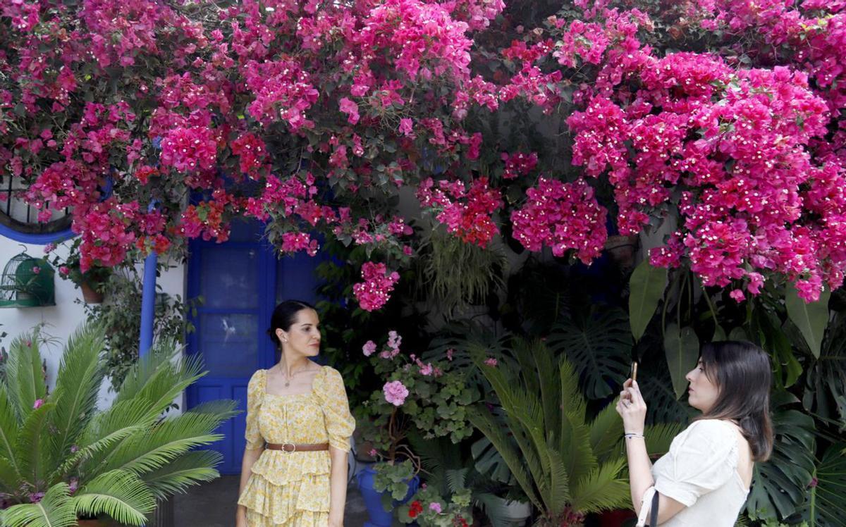 Un momento para la fotografía en el patio de la calle Marroquíes 6.