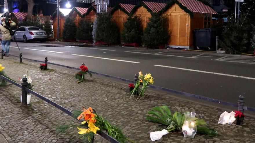 Flores en recuerdo a las víctimas del atropello en Berlín.
