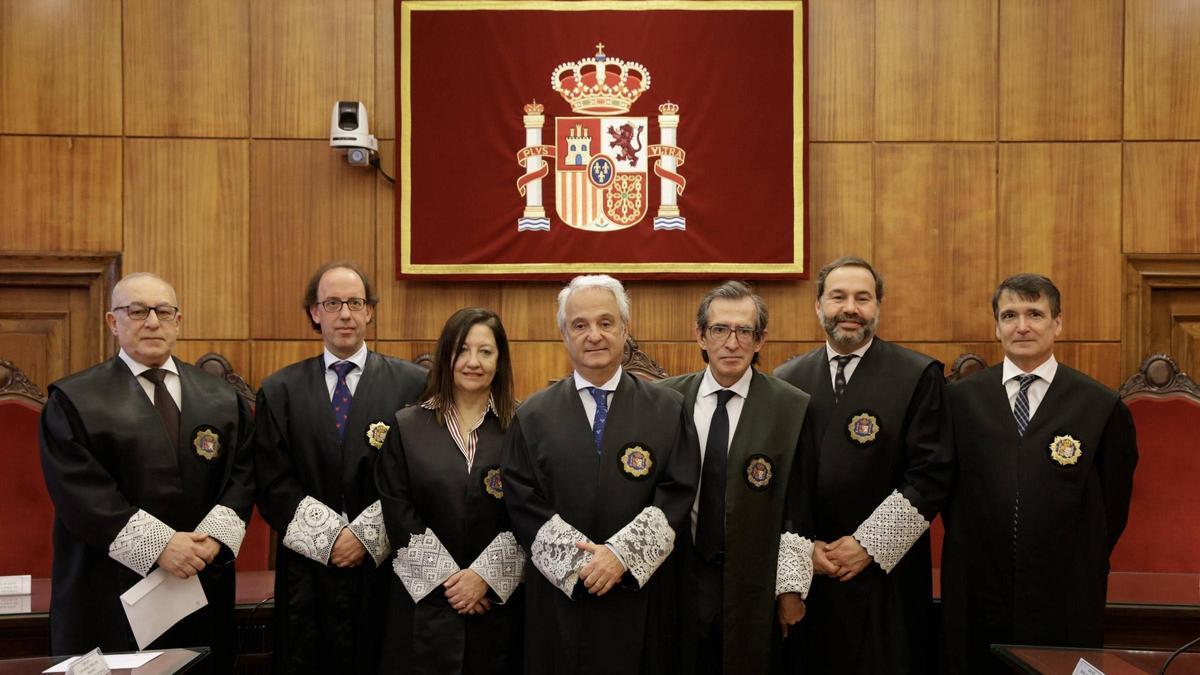 Los cuatro magistrados que tomaron posesión de sus cargos, junto a las máximas autoridades judiciales. De izquierda a derecha, Manuel Barril Robles; Antonio Lorenzo Álvarez, presidente de la Audiencia Provincial; María del Pilar Muiña Valledor; Jesús María Chamorro González; José Manuel Terán López; Jose Luis Niño Romero, presidente de la Sala Social del Tribunal Superior de Asturias; y Pablo Faustino de la Vallina Martínez de la Vega.