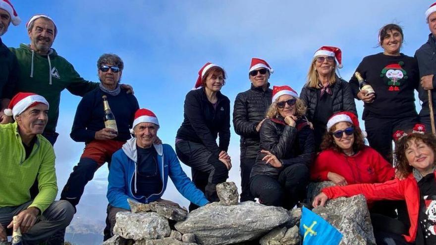 El grupo "Los Cascayos" coloca en el pico Cogollu su belén de cumbres