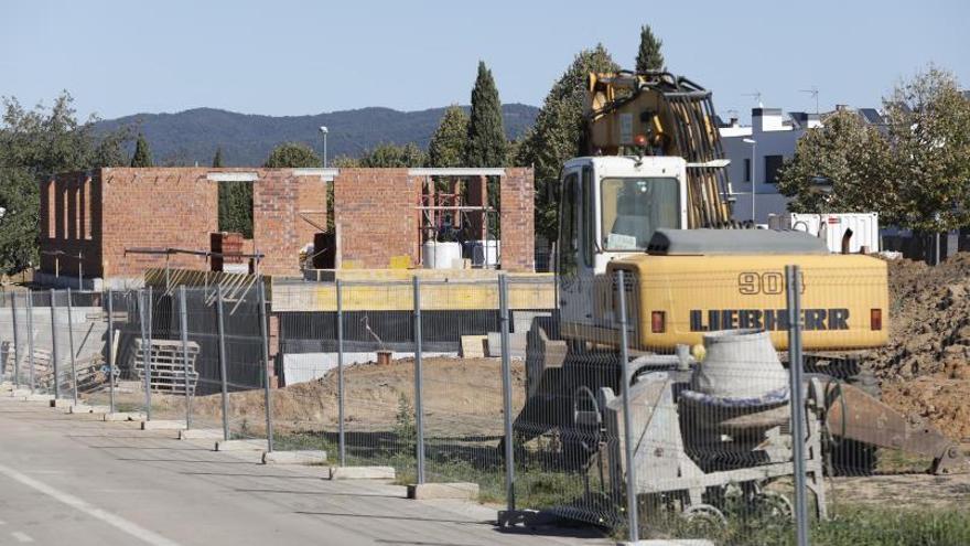 Una casa en construcció a finals d’octubre a Fornells. | ANIOL RESCLOSA