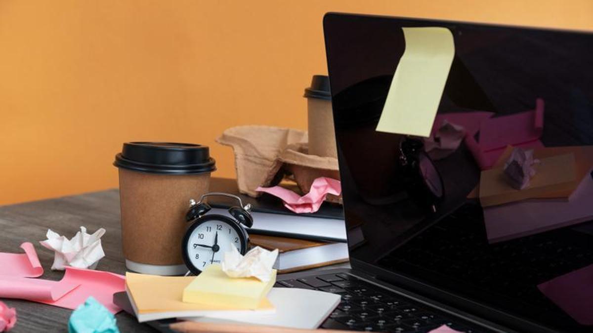 Imagen de recursos de un ordenador y una mesa de trabajo