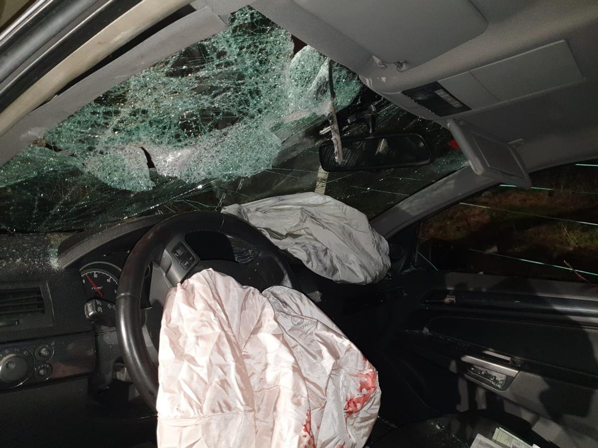 El interior del vehículo tras el accidente.