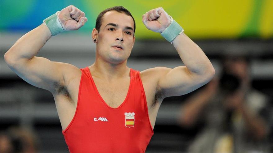 El español Gervasio Deferr celebra tras ganar la medalla de plata en la final masculina de aparatos, en la disciplina de suelo, de los Juegos Olímpicos de Pekín 2008