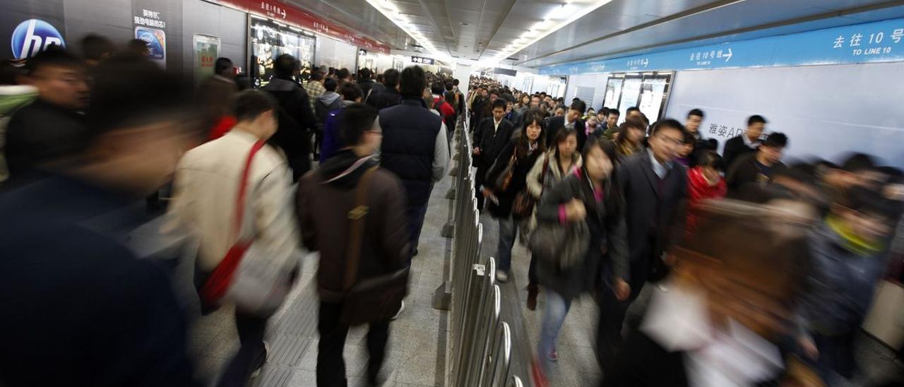 Gente en un túnel en el metro de Pekín.