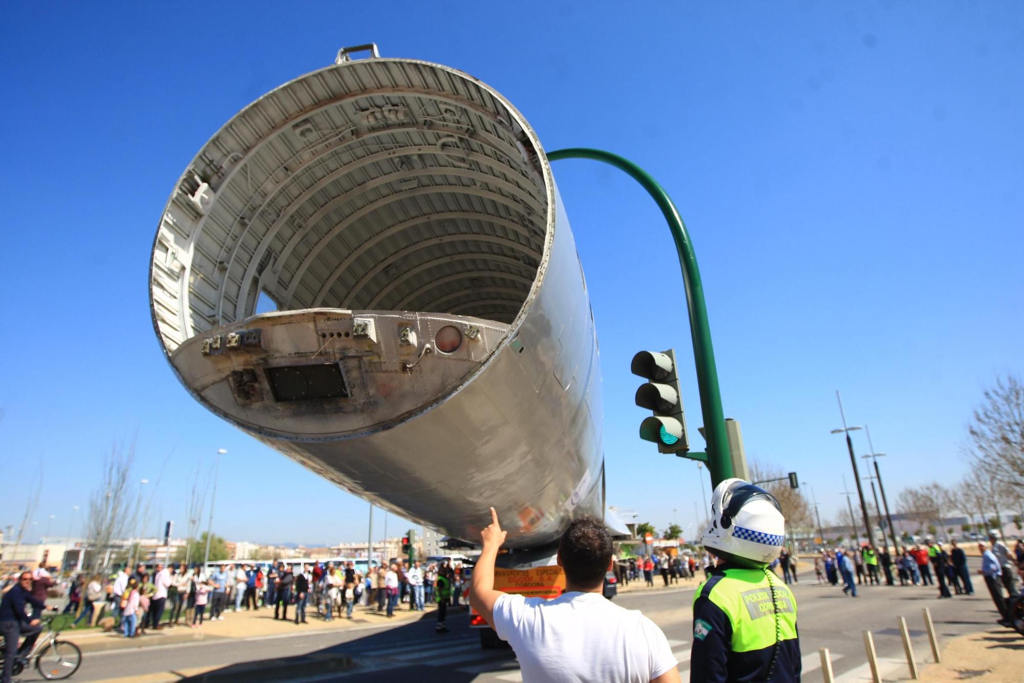 Así fue el multitudinario traslado del avión de Miraflores por el centro de Córdoba