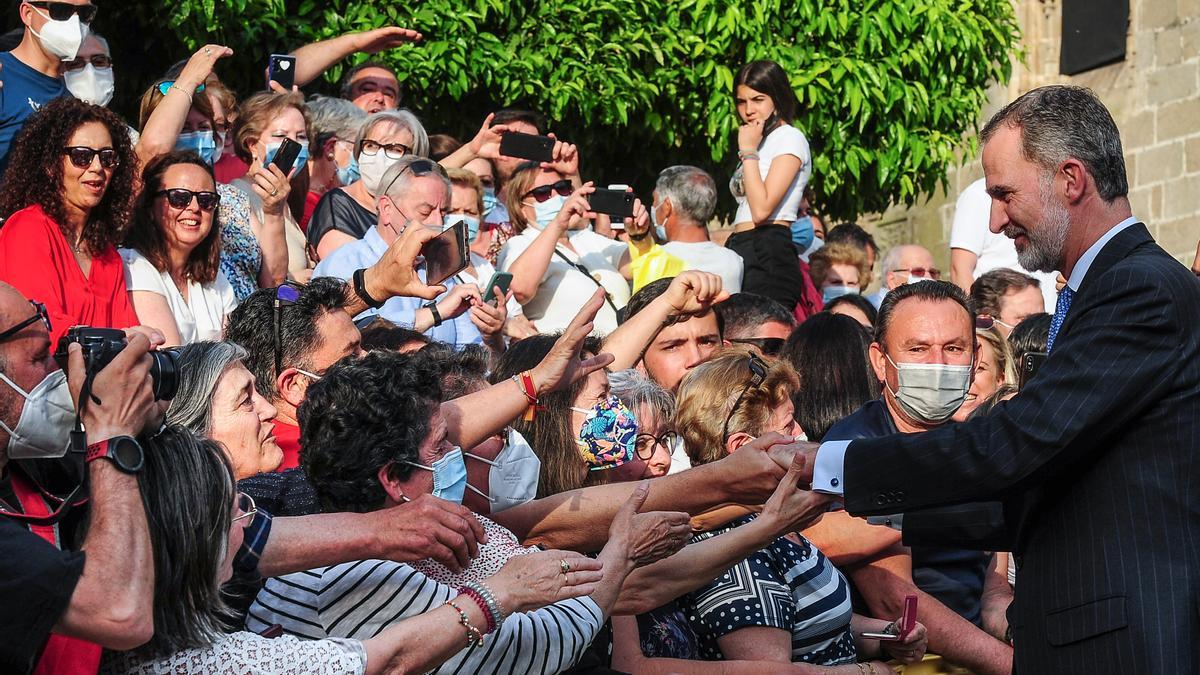 El rey Felipe VI saluda a placentinos ante la catedral, en la inauguración de Las Edades del Hombre.