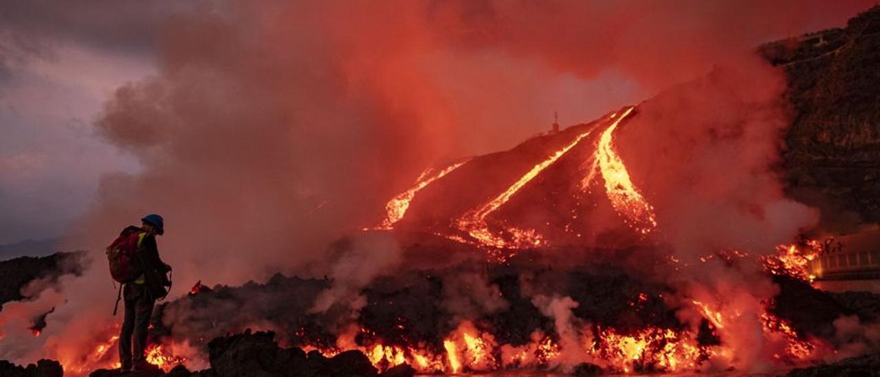 Azufre y fumarolas en la ladera oeste del cono del volcán de La Palma.