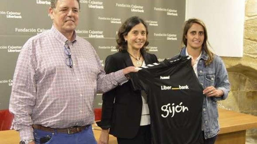 Alberto Suárez Braña, Ana Echenique y Manoli Fernández, ayer, con una de las camisetas del equipo.