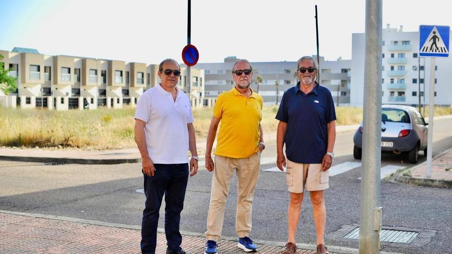 La Urbanización Guadiana de Badajoz se planta tras más de 25 años sin sede vecinal: "No pedimos un privilegio"