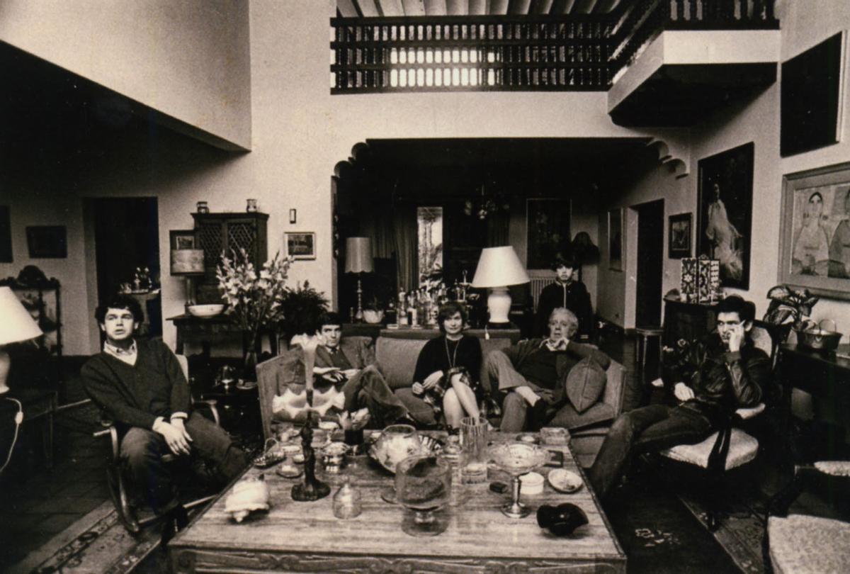 Luis García Berlanga con su mujer e hijos en su vivienda de Somosaguas.