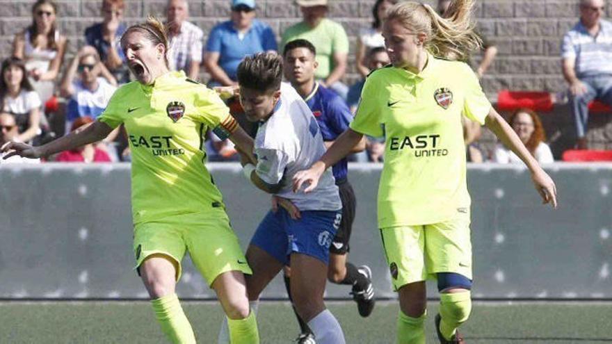 Adriana y Maitane, en un lance del encuentro con María José