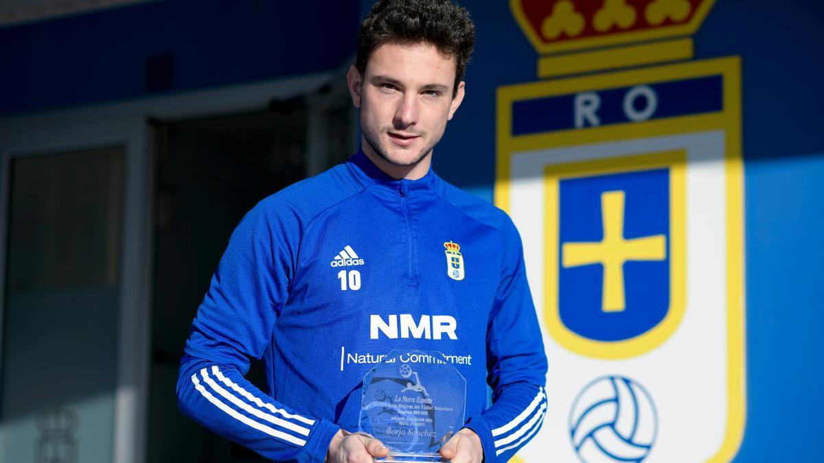 Borja, con el trofeo de LA NUEVA ESPAÑA a mejor jugador de la pasada campaña