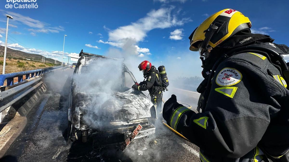Los bomberos sofocan las llamas de la furgoneta