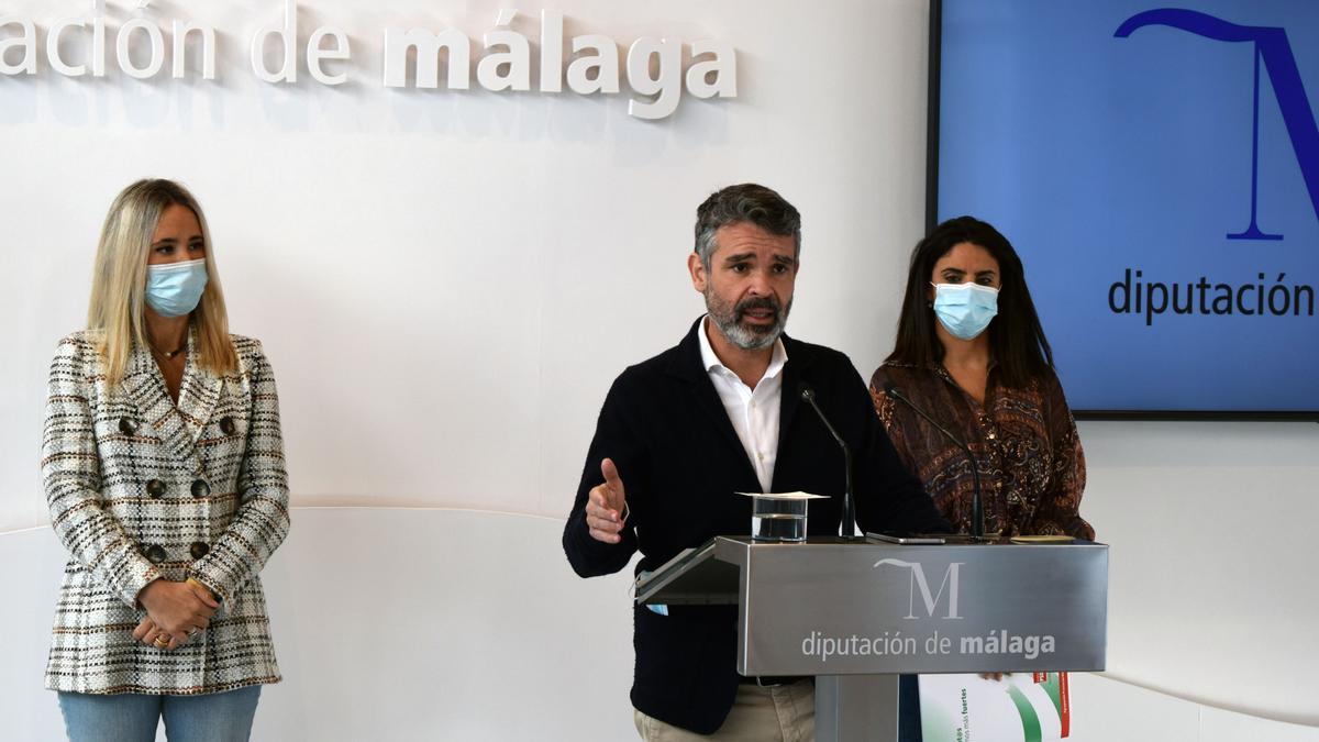 Bernal, Alba y Cortés, durante la rueda de prensa del grupo socialista.