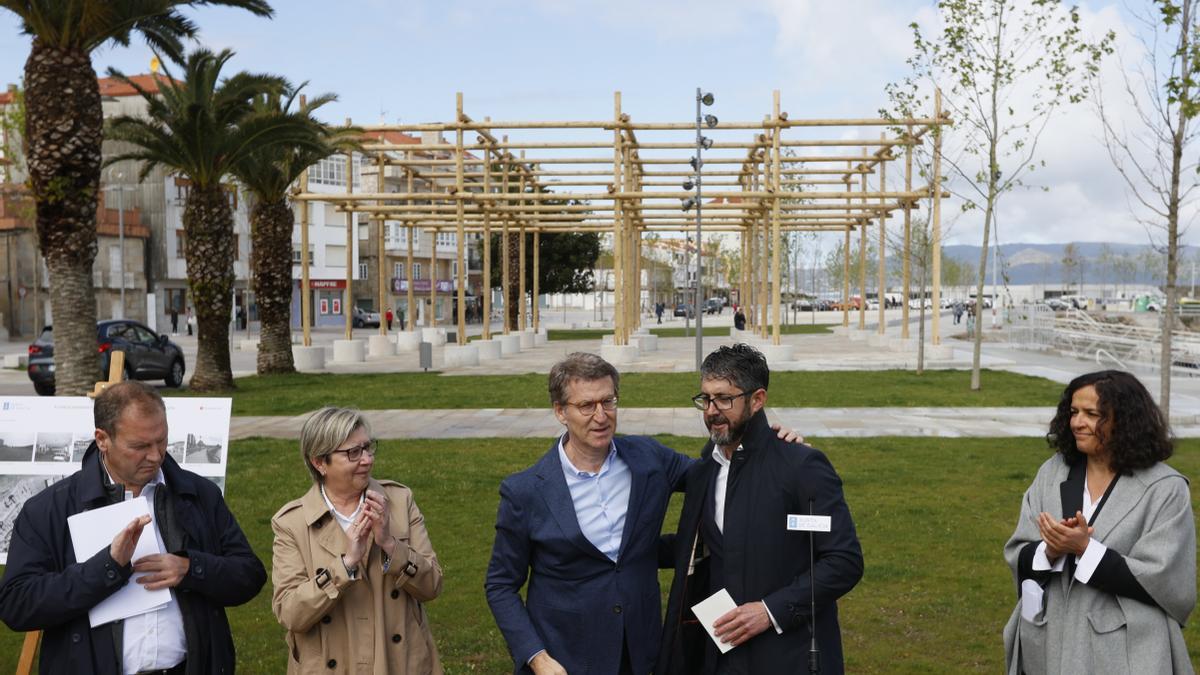 Feijóo junto a la conselleira do Mar, Rosa Quintana, y el alcalde de Porto do Son Luis Oujo, en una visita al municipio coruñés este miércoles.
