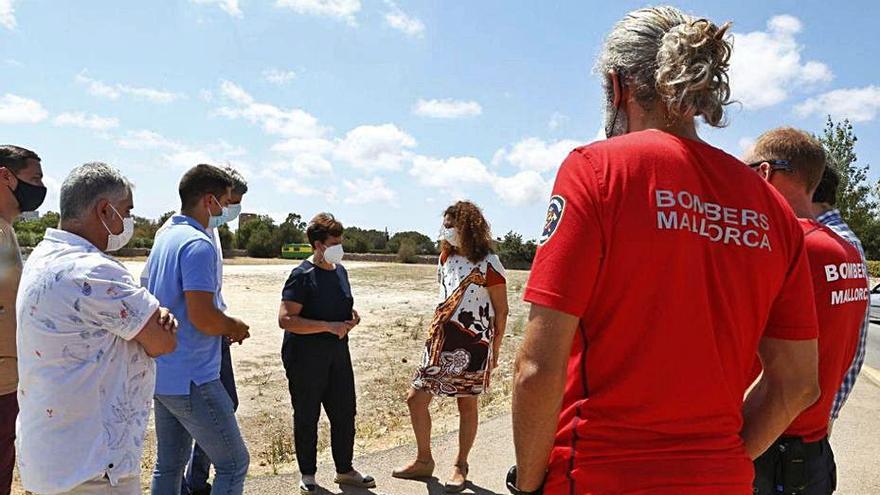 Visita de las autoridades en el solar cedido por Santanyí.