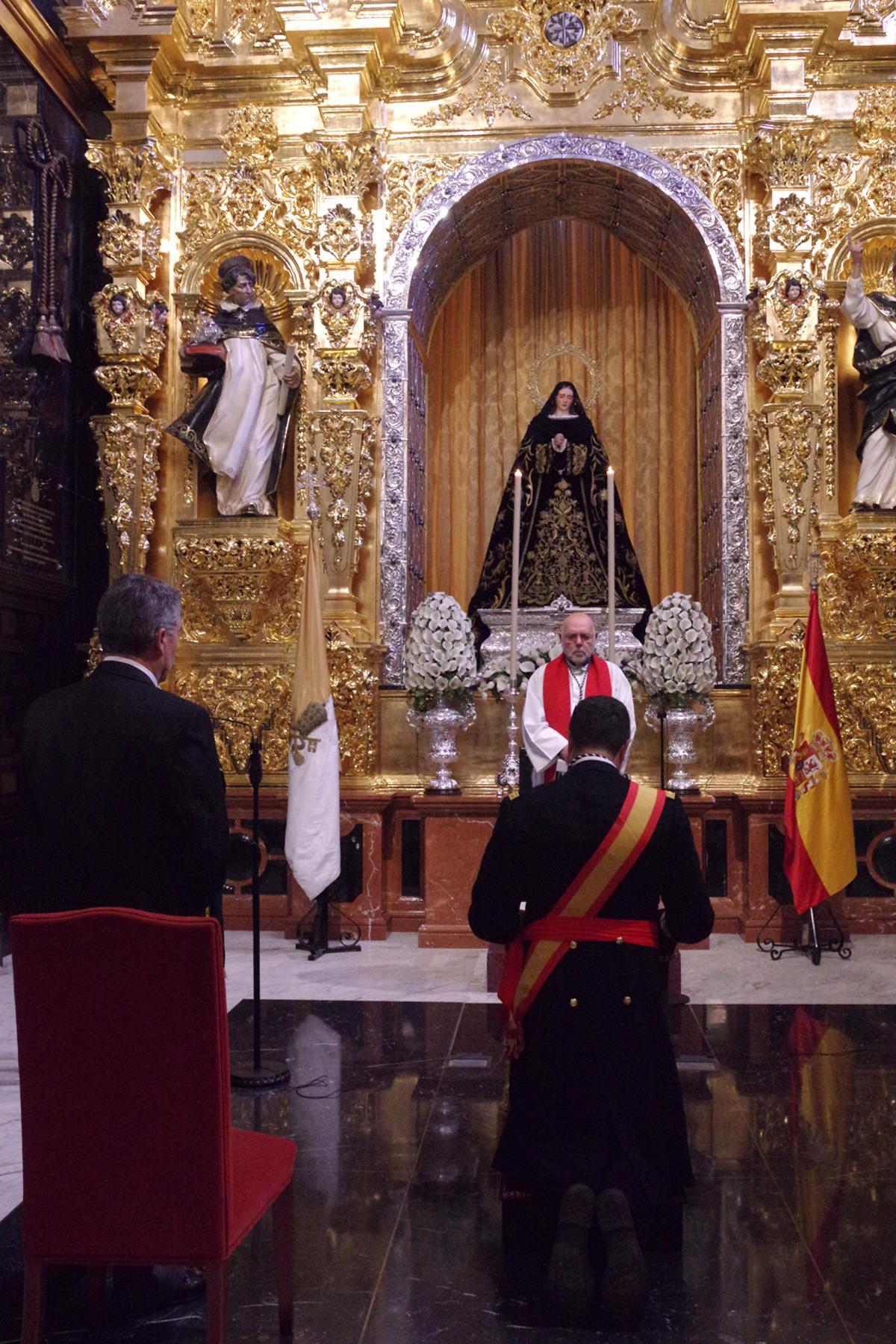 Semana Santa de Málaga 2026 | Fotos de la ofrenda de la Armada a la Virgen de la Soledad de Mena