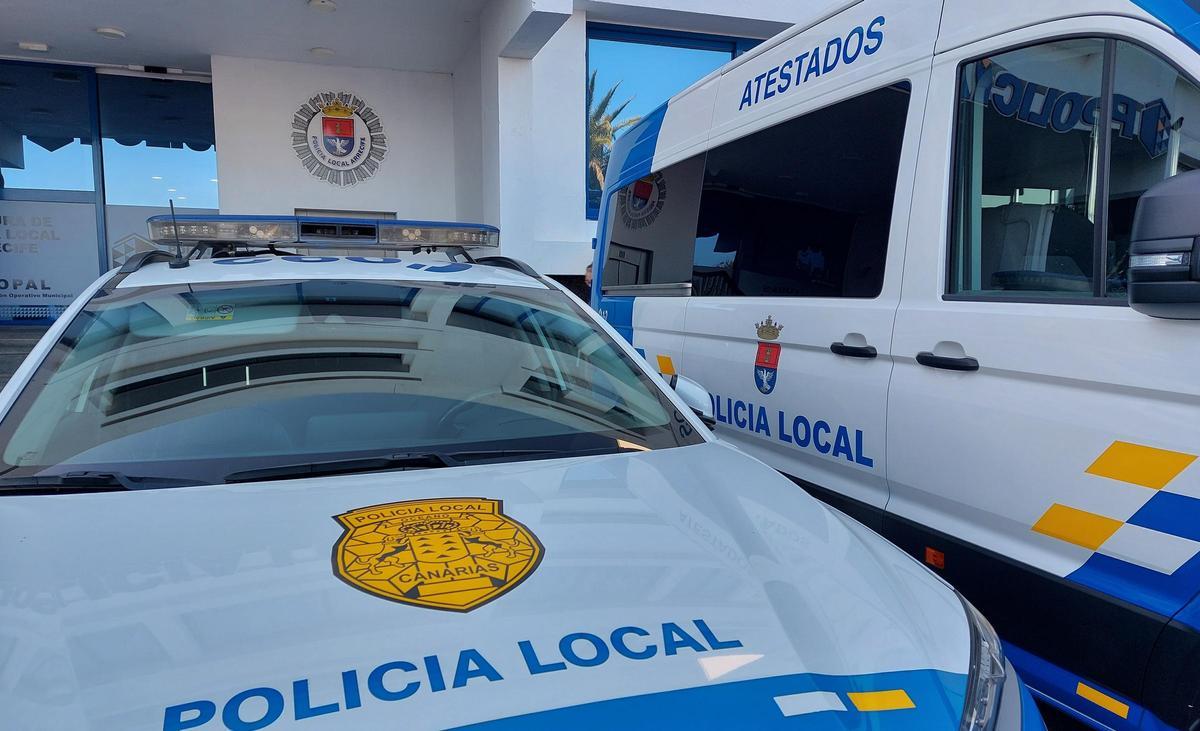 Vehículo de la Unidad de Atestados de la Policía Local de Arrecife, junto a un coche patrulla.