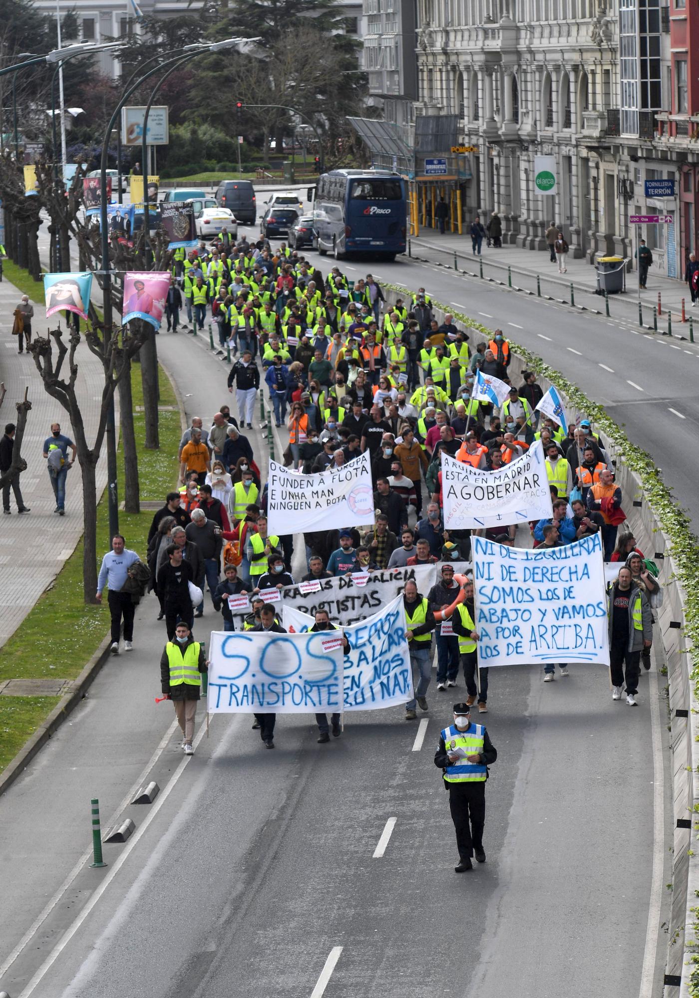 Más de 200 transportistas salen a la calle en A Coruña para exigir soluciones a la subida de los combustibles