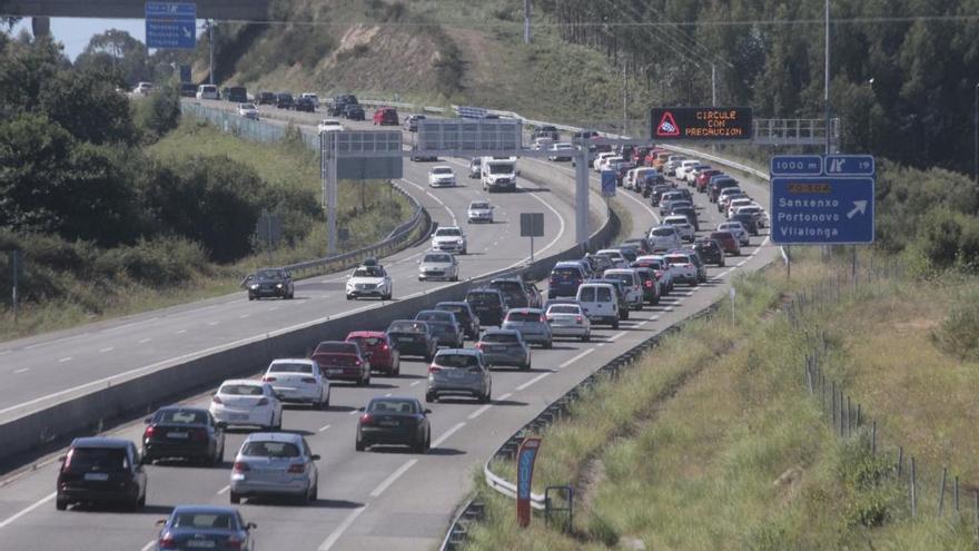 Coches retenidos en la autovía do Salnés durante la mañana de ayer. // Santos Álvarez