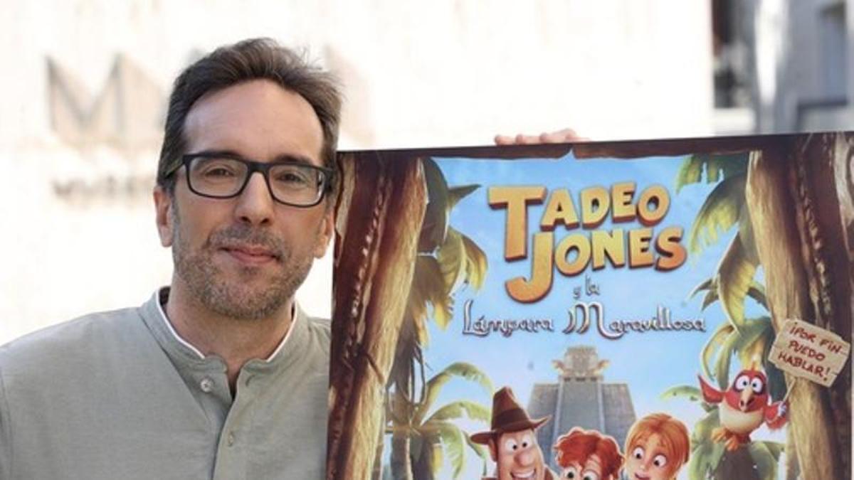 Enrique Gato, director de Tadeo Jones, junto al cartel