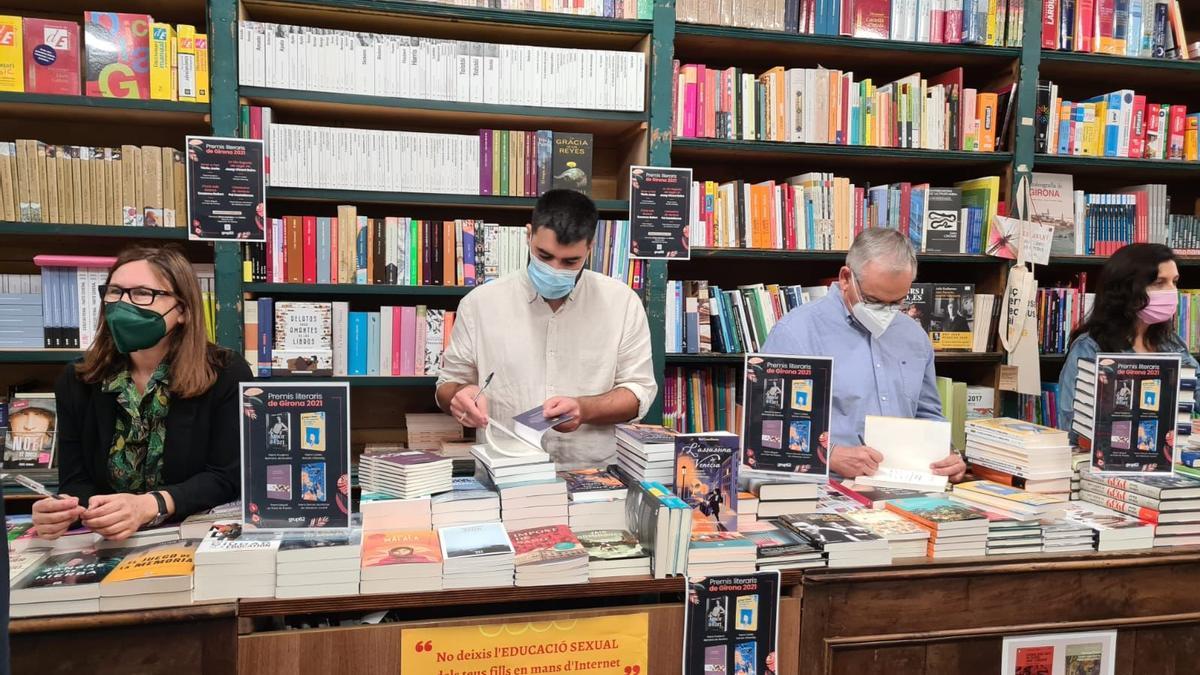 Guanyadors del Premis Literaris de Girona, singnant exemplars l&#039;any passat.