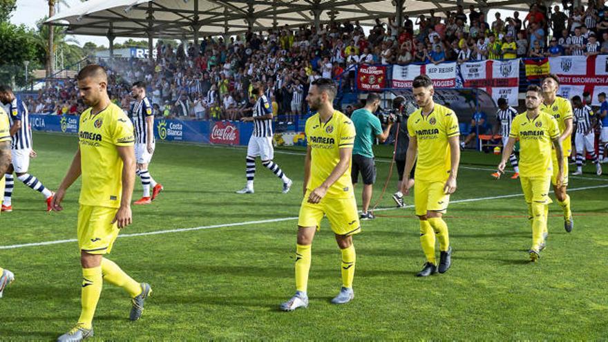 Los futbolistas saltando al campo.